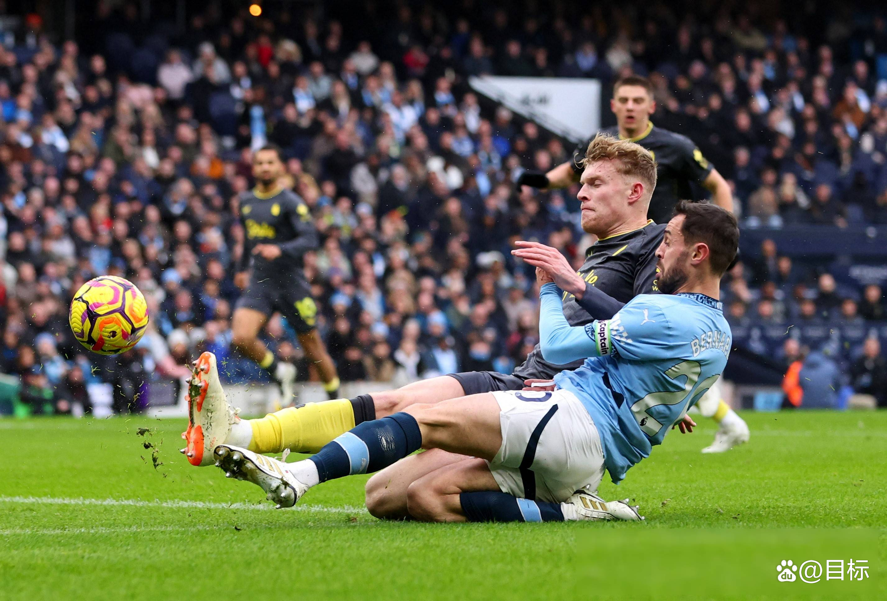 关于曼城客场遭逢惊险，瓜迪奥拉反省队伍不足的信息